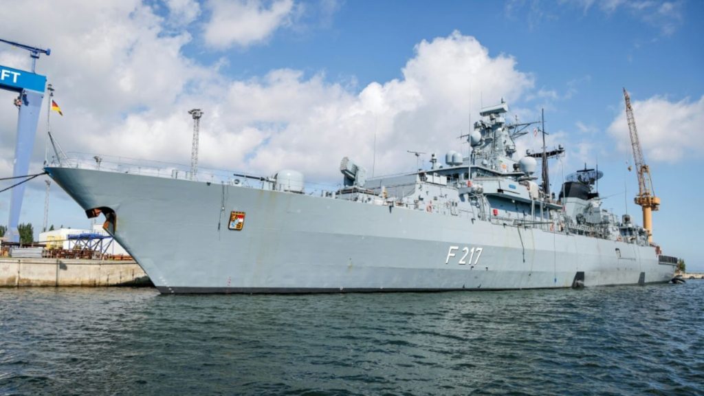 Klimaaktivisten bemalen Fregatte der Marine: Polizeieinsatz bei Kieler Woche