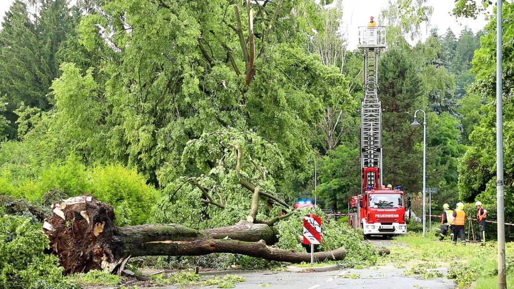Wetter: Chemnitz: Unwetter macht Bahn- und Straßenverkehr Probleme