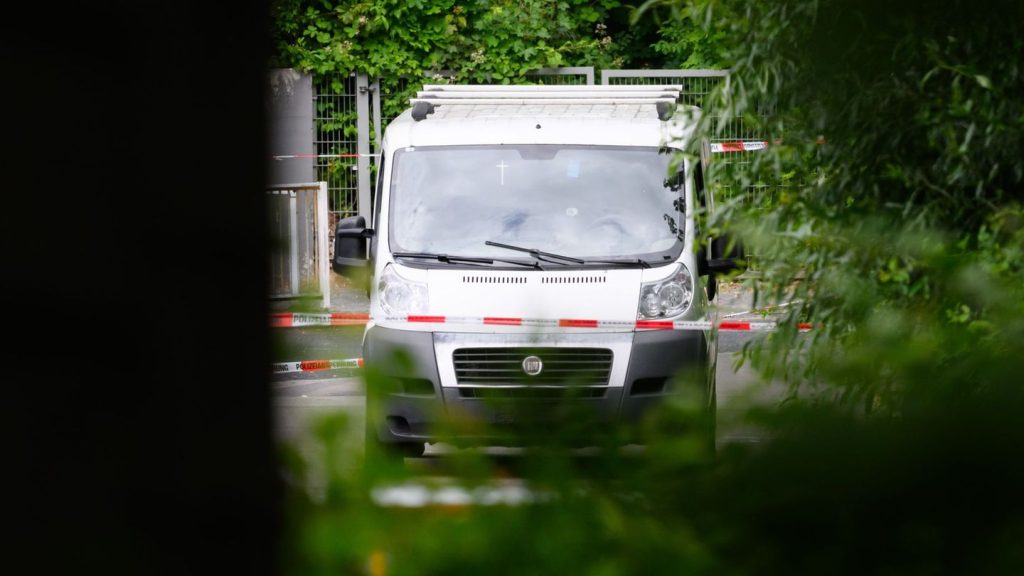 Versuchtes Tötungsdelikt: Mann fährt auf Beamtinnen zu – Polizei schießt