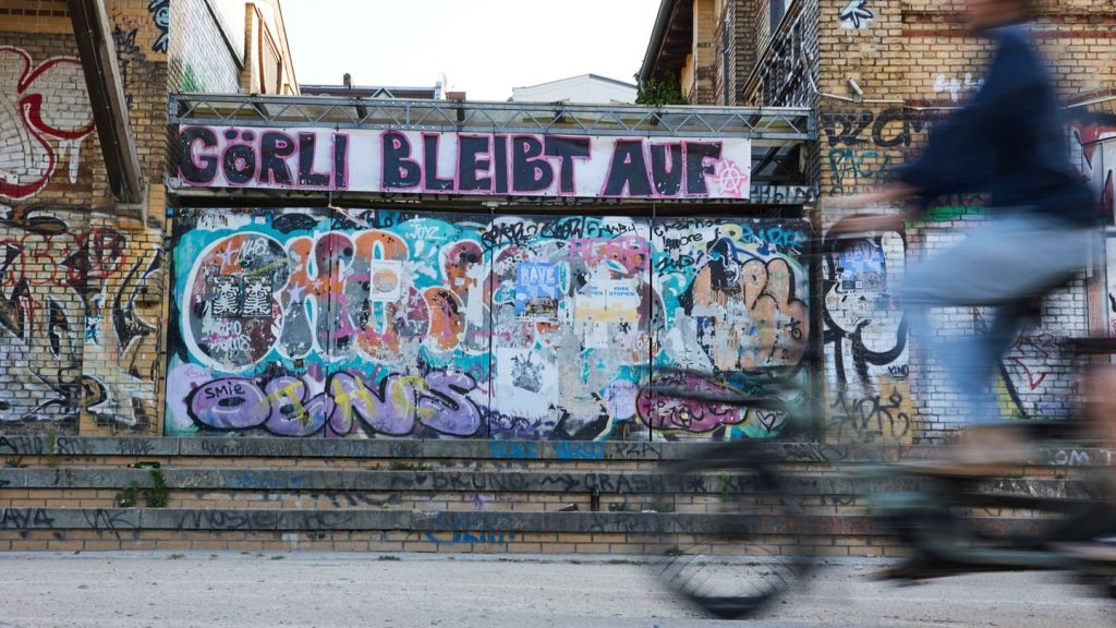 Kampf gegen Drogenhandel: Bauarbeiten für Zaun am Görlitzer Park - Polizei schützt