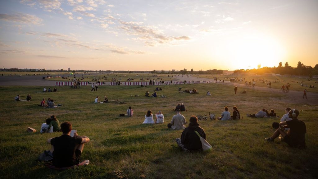 Städtebau in Berlin: Wird das Tempelhofer Feld bebaut? - Wettbewerb zeigt Ideen