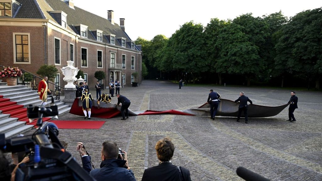 Niederlande: Roter Teppich beim Nato-Gipfel vom Winde verweht