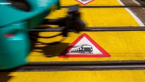 Verkehr: Tödlicher Unfall: Fußgängerin von Straßenbahn eingeklemmt