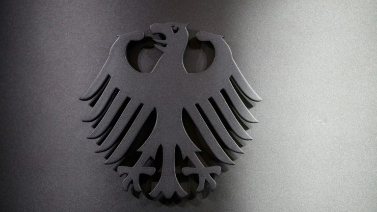 Mehr Menschen mit Migrationshintergrund in Bundesverwaltung - noch unterrepräsentiert
