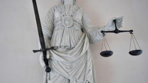 Fünf Jahre Haft für Enkelin nach Mord an bettlägerigem Großvater