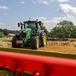 Unfall: Junge Frau kippt mit Trecker um - erst nach Stunden befreit