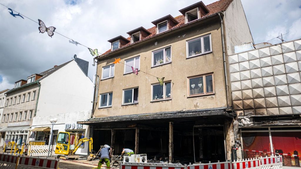 Feuer vorsätzlich gelegt?: Tödlicher Wohnhausbrand - Polizei ermittelt gegen Mann