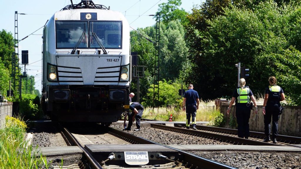 Unfall an Bahnstrecke: 88-jährige Radfahrerin an Bahnübergang von Zug erfasst - tot