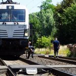 Unfall an Bahnstrecke: 88-jährige Radfahrerin an Bahnübergang von Zug erfasst - tot