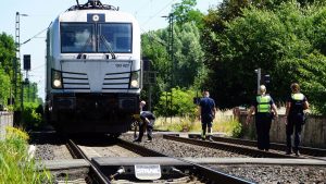 Unfall an Bahnstrecke: 88-jährige Radfahrerin an Bahnübergang von Zug erfasst - tot