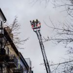 Drehleiter-Einsatz: Feuerwehr rettet Menschen aus brennendem Haus