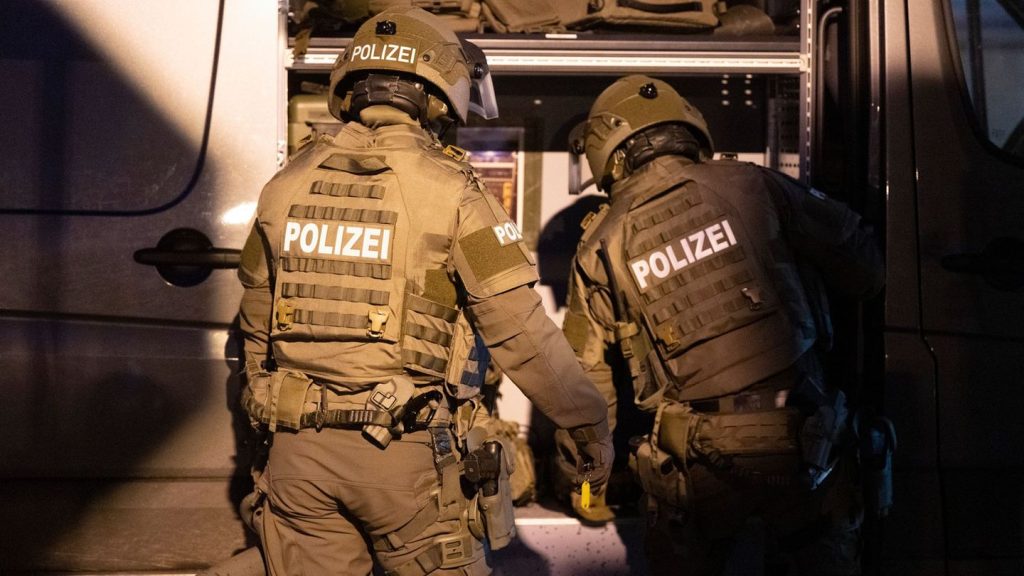 Einsatz am frühen Morgen: Ermittler finden bei Drogenrazzia auch Nazi-Gegenstände