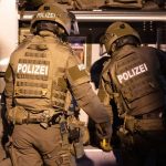 Einsatz am frühen Morgen: Ermittler finden bei Drogenrazzia auch Nazi-Gegenstände