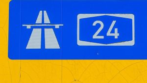 Unfall auf A24: Lkw kracht in Stauende - Fahrer stirbt