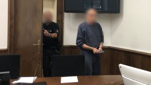 Prozess in Ostfriesland: Frau mit 17 Messerstichen getötet - Ehemann gesteht Tat