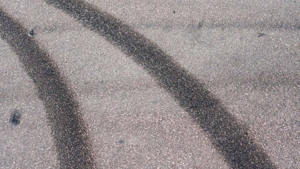 Verkehr: Fahranfänger driftet auf Schulhof – Lehrerin stoppt Flucht