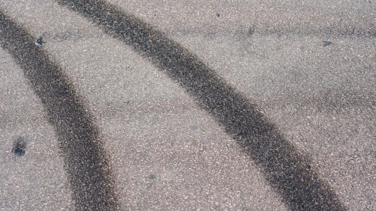 Verkehr: Fahranfänger driftet auf Schulhof – Lehrerin stoppt Flucht