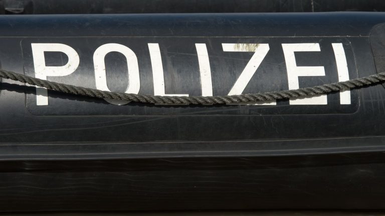 Schiff festgefahren: Tankschiff blockiert Rhein