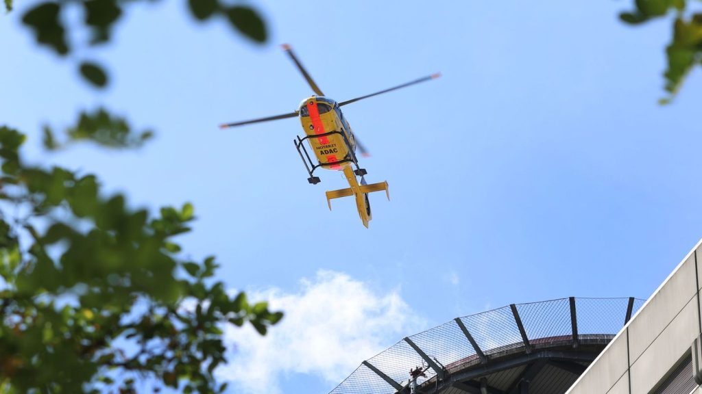 Hubschrauber-Einsatz: Mann fällt kopfüber von Kran auf Asphalt - schwer verletzt