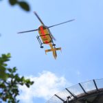 Hubschrauber-Einsatz: Mann fällt kopfüber von Kran auf Asphalt - schwer verletzt