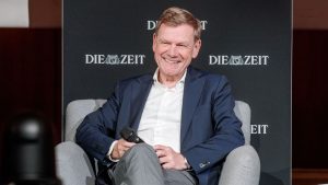 Lange Nacht der "Zeit": Außenminister Wadephul genießt Auszeit im Thalia-Theater