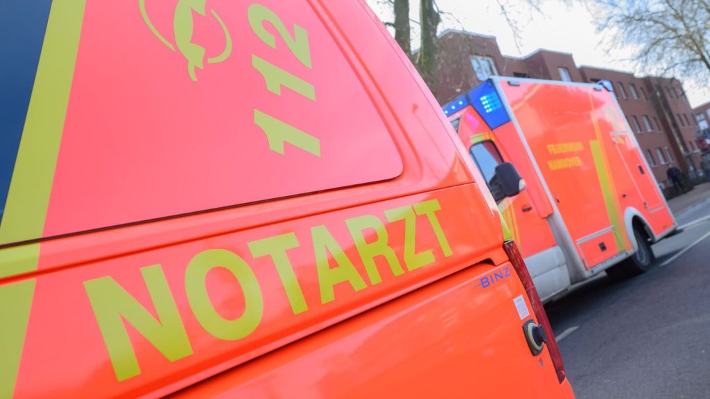 Rund 120 Einsatzkräfte vor Ort: Eine Tote und fünf Schwerverletzte bei Unfall