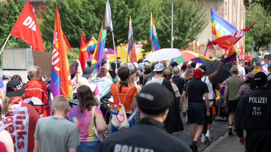 Demos in Parchim: Etwa 150 Menschen bei Demo gegen Faschismus und Homophobie
