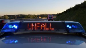 Unfälle: Auto kommt von Fahrbahn ab - eine Person tot