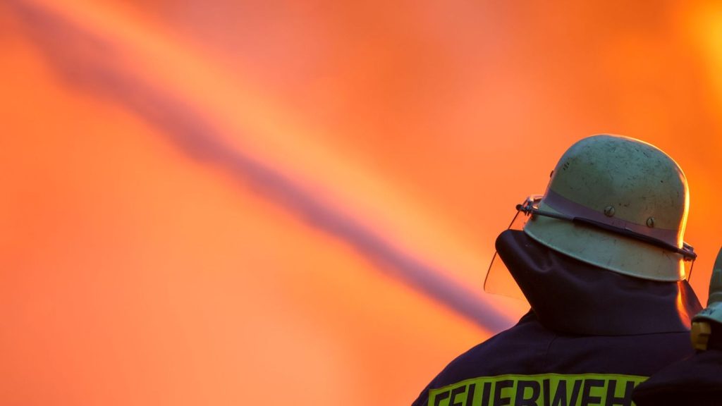 Brände: Maschinenhalle von Steinbruch in Flammen - hoher Schaden