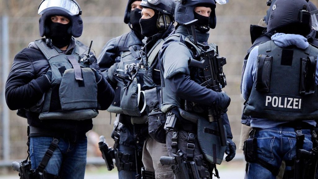 Kriminalität: Mann schießt aus Fenster - SEK stürmt die Wohnung