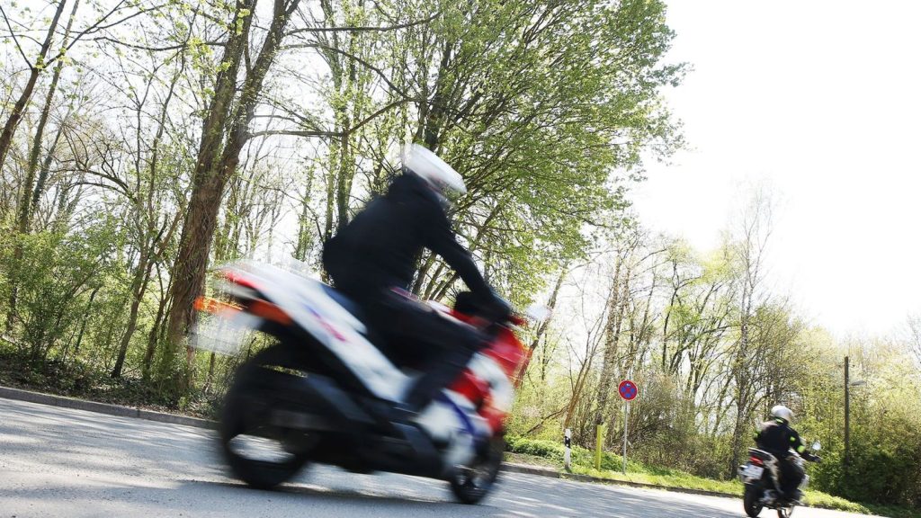 Unfälle: Motorradfahrer prallt gegen Leitplanke - schwer verletzt