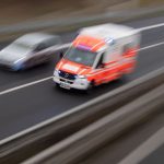 Verkehr: Auto prallt gegen Mast und geht in Flammen auf - Frau tot