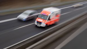 Verkehr: Auto prallt gegen Mast und geht in Flammen auf - Frau tot