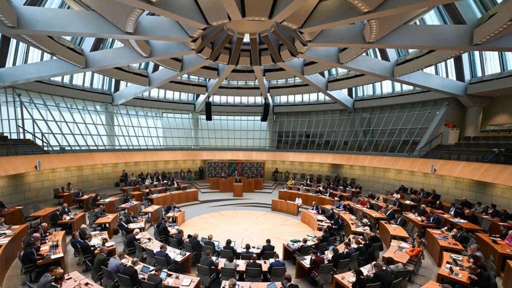 CDU weiter vorn: Umfrage sieht weiter klare Mehrheit für Schwarz-Grün