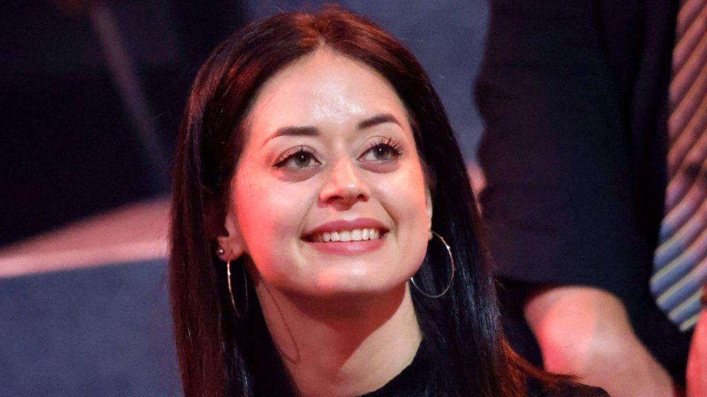 "Let's Dance"-Star Malika Dzumaev: Halspflaster nach Bandscheiben-OP