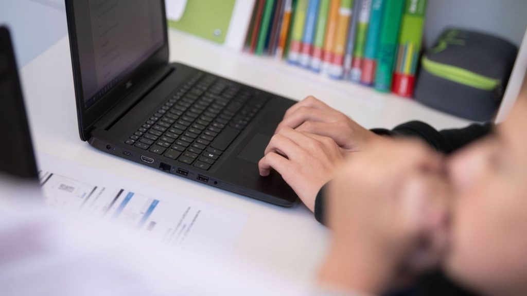 Schule: IT-Ausstattung und Fachlehrkräfte für Informatik nötig
