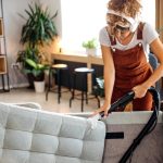 Reinigungstipps: Couch reinigen: Diese Geräte und (Haus-)Mittel können dabei helfen