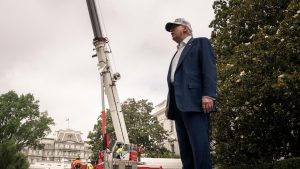 Prahlender US-Präsident: Trump präsentiert "beste Fahnenmasten der Welt" vor Weißem Haus