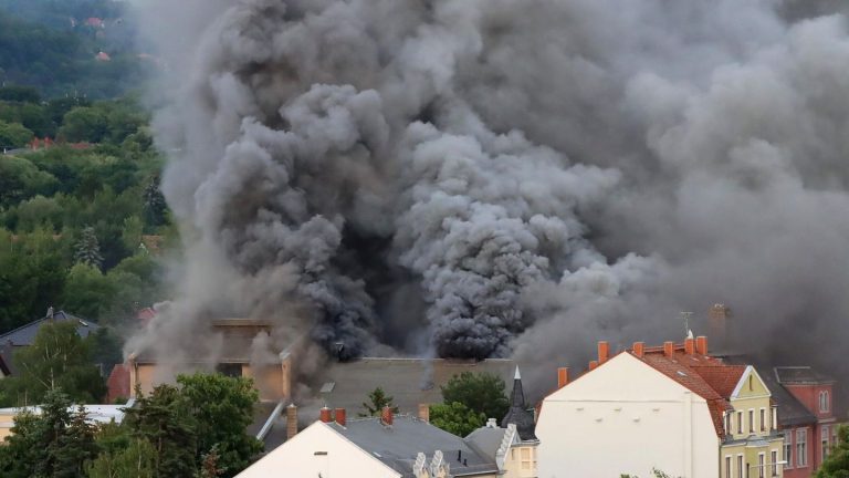 Anwohner gewarnt: Großbrand in Dresden: Ehemalige Staatsoperette steht in Flammen
