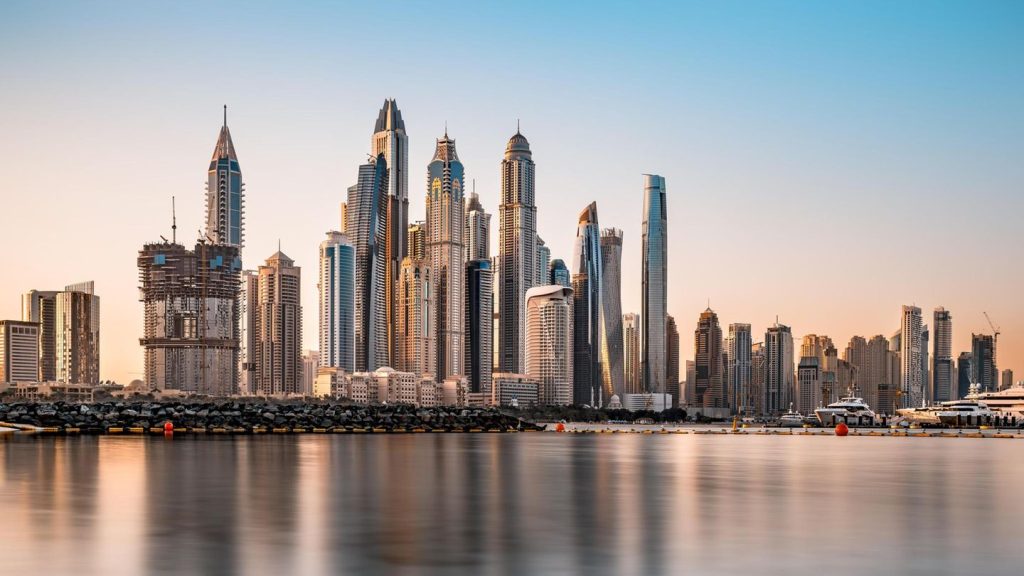 Krieg in Nahost: "Jetzt mal keine Panik" – Die nervösen Chat-Debatten unter Deutschen in Dubai