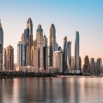 Krieg in Nahost: "Jetzt mal keine Panik" – Die nervösen Chat-Debatten unter Deutschen in Dubai