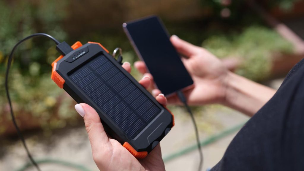 Open Air Konzerte: Solar-Powerbank und Co.: Diese Gadgets sind ein Must-have auf jedem Festival