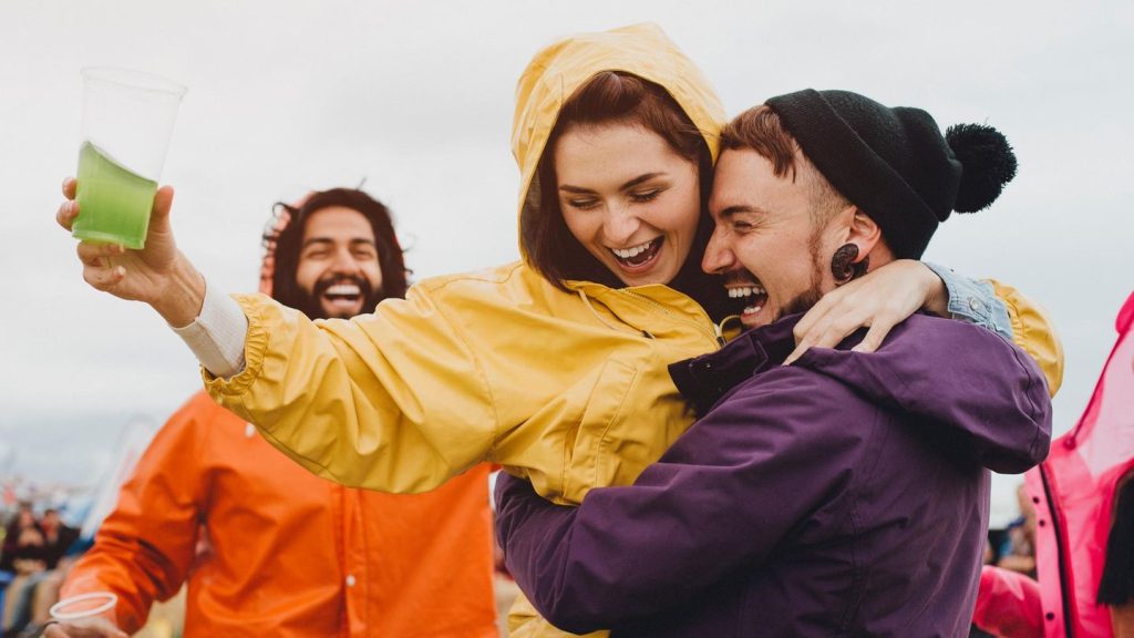 Zwischen Pfützen und Ponchos: Festival-Looks: Mit diesen wasserdichten Pieces tanzen Sie im Regen