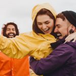 Zwischen Pfützen und Ponchos: Festival-Looks: Mit diesen wasserdichten Pieces tanzen Sie im Regen