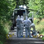 Nordrhein-Westfalen: Passanten finden Frau und Kleinkind tot im Wald – Platzwunde am Kopf