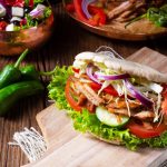Konkurrenz für den Döner: Leckeres Rezept für Hähnchen Shawarma mit Fladenbrot und Knoblauchsauce