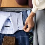 Faltenfreie Kleidung: Richtig falten für die Reise: So bleiben Ihre Hemden knitterfrei im Koffer