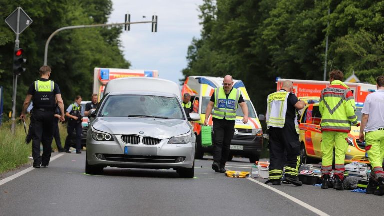 Schlimmer Unfall: Auto fuhr in Schülergruppe – auch 25-jähriger Begleiter stirbt