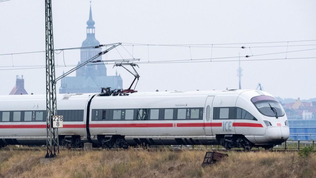 Nach nur einer Station: Bahnpersonal wirft alle aus ICE – Passagier: "Dachten, das ist jetzt ein Scherz"