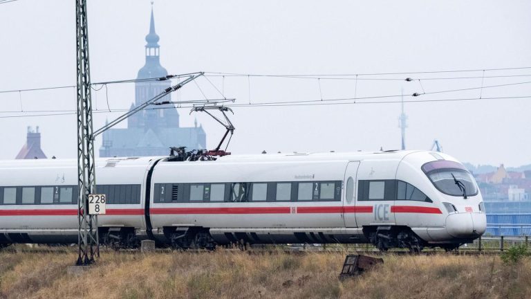 Nach nur einer Station: Bahnpersonal wirft alle aus ICE – Passagier: "Dachten, das ist jetzt ein Scherz"